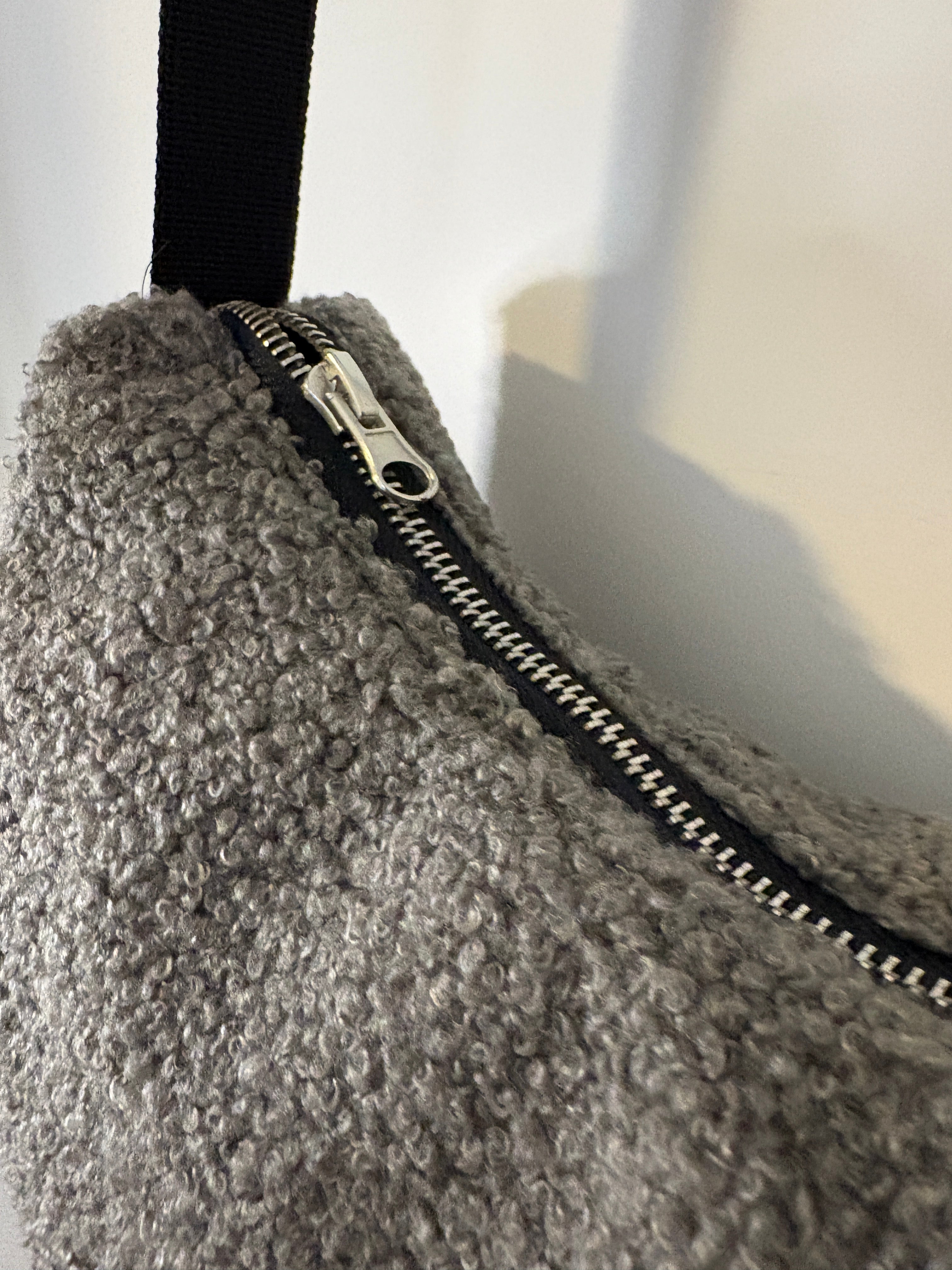 Banana Bag small | grau Bouclé